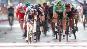 Jasper Philipsen, a la izquierda, se impone a Fabio Jakobsen, en la quinta etapa de la Vuelta, en Albacete.
