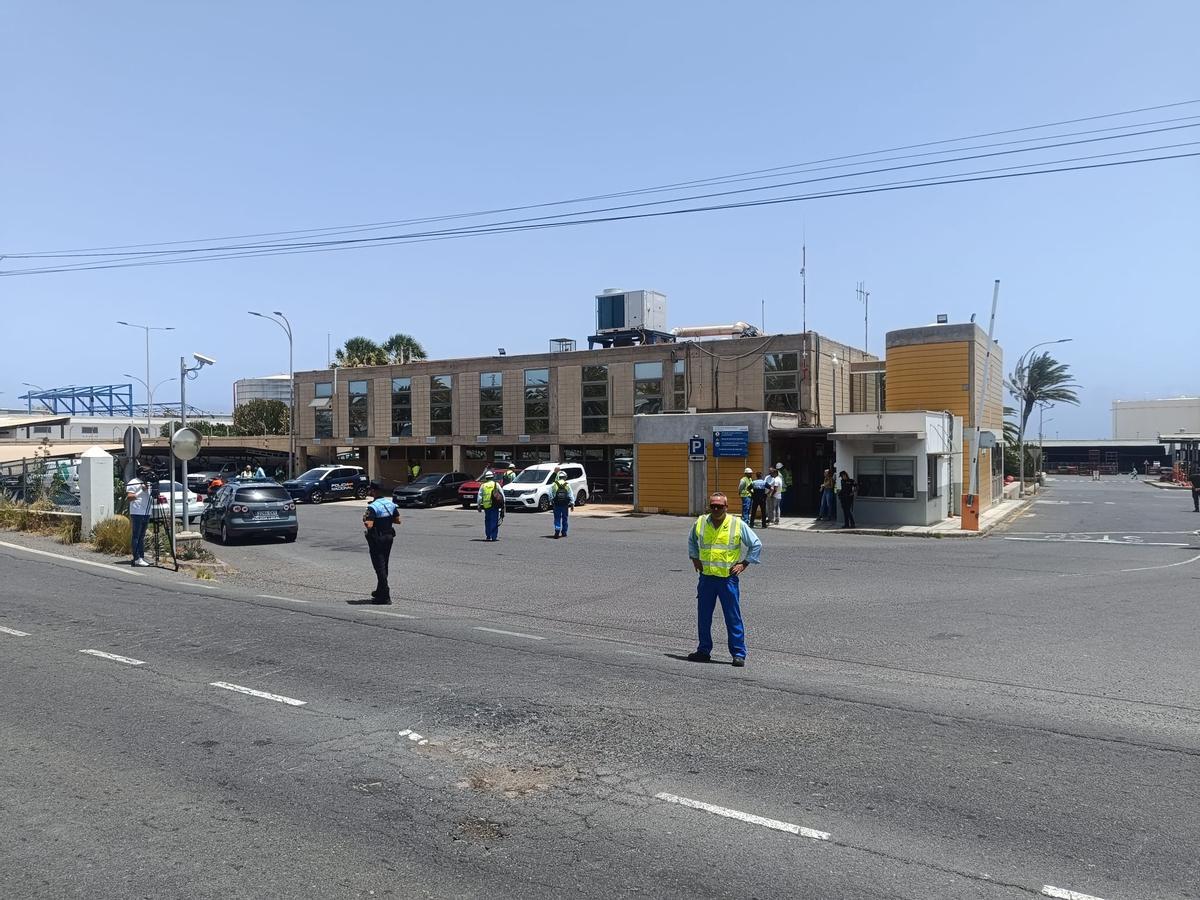 Los servicios de emergencias frente a la nave accidentada.
