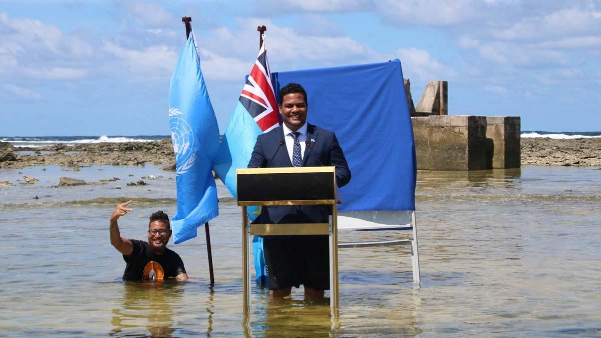 COP26: Tuvalu muestra la urgencia climática con una rueda de prensa con el agua hasta las rodillas