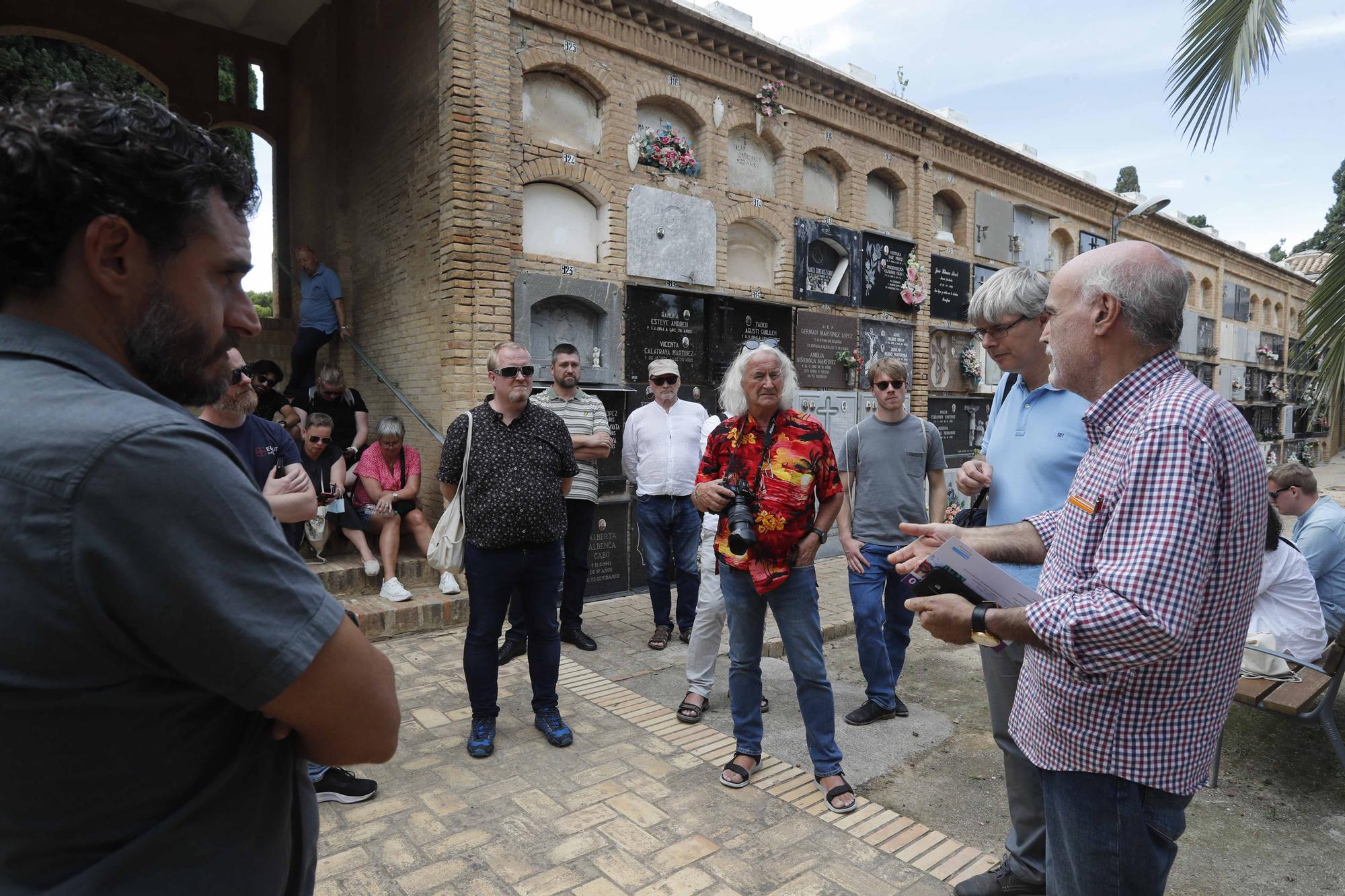 Un grupo de sindicalistas noruegos visitan las fosas de la Guerra Civil en Paterna