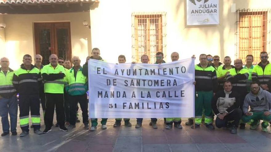 Los trabajadores de la cantera se manifestaron ayer frente al Ayuntamiento.