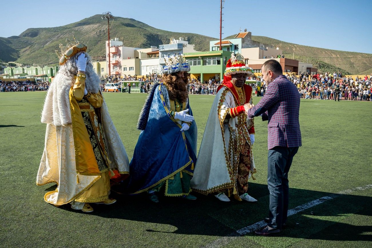 Miles de personas llenan de ilusión el Estadio de Barrial en la llegada de los Reyes Magos