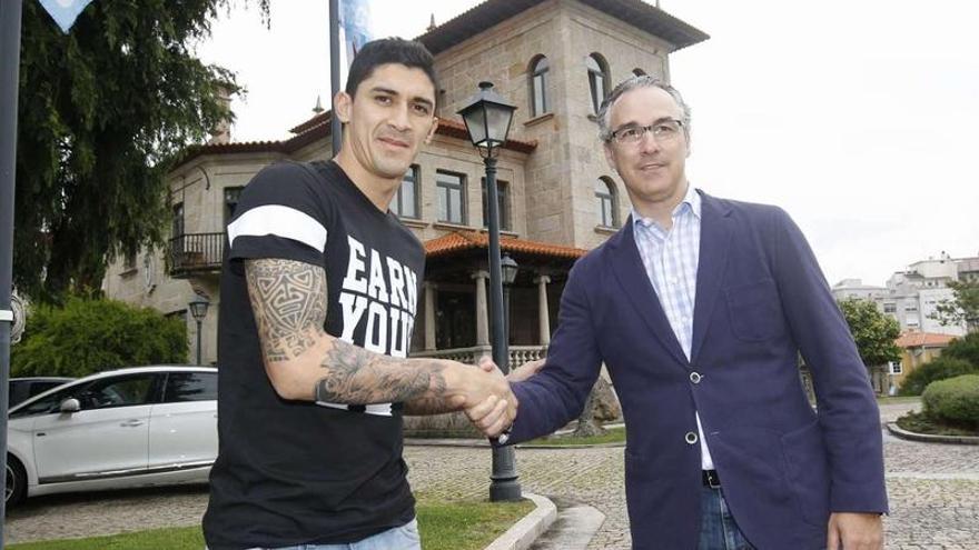 Pablo Hernández desembarca en Vigo