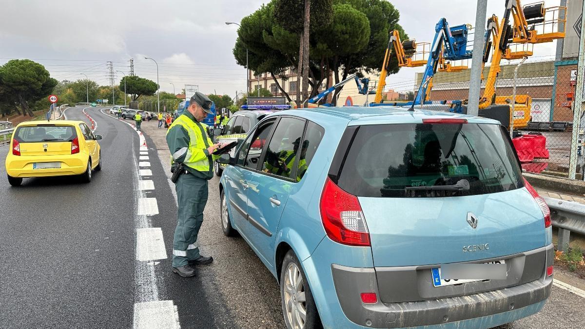 Un agente de la Guardia Civil realiza un control a un vehículo.