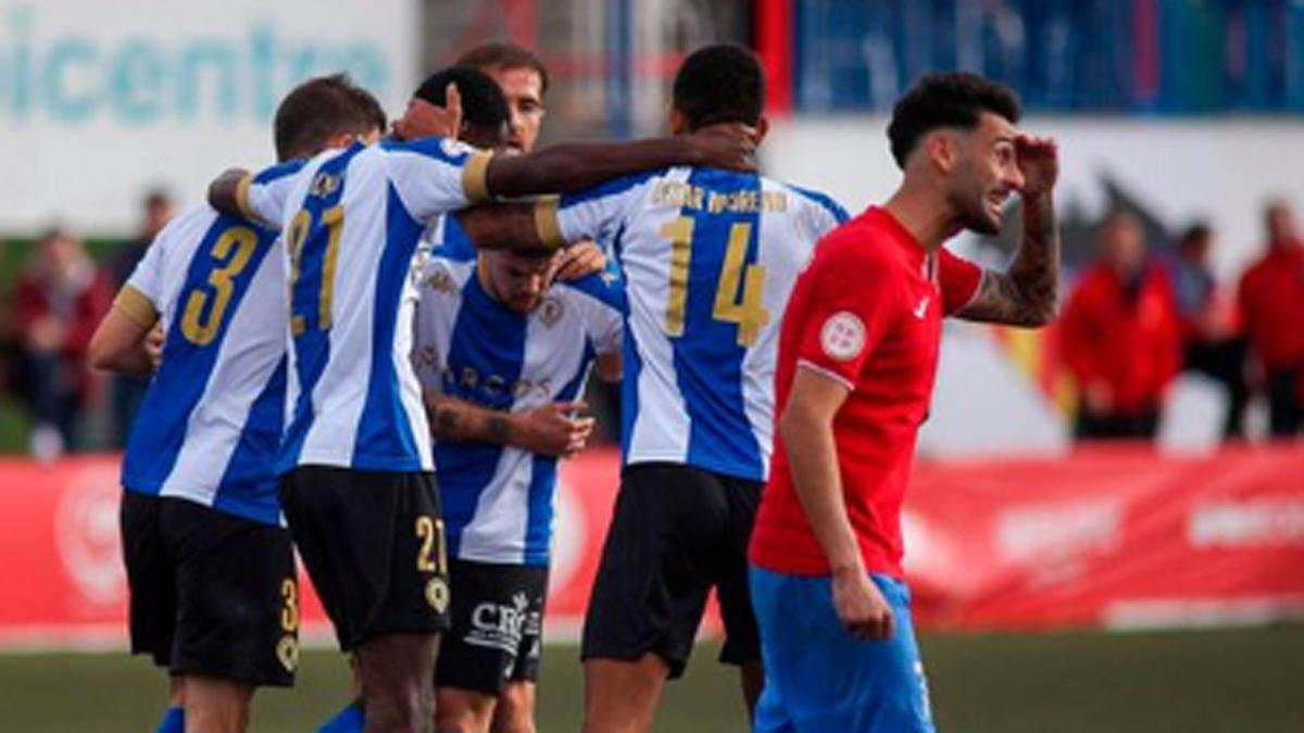 Los jugadores del Hércules celebran un gol frente al Saguntino