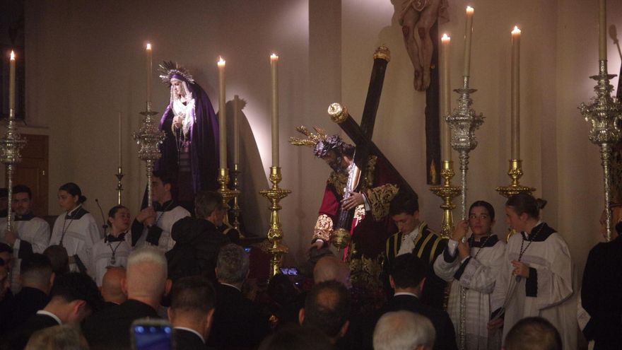 Vía crucis del Nazareno de los Pasos, claustral por la lluvia