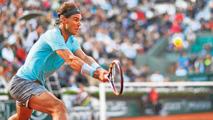 El manacorí devuelve una  pelota durante el partido de ayer en la pista Suzanne Lenglen