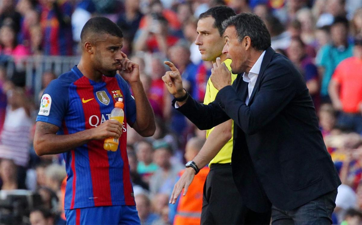 Luis Enrique da isntrucciones a Rafinha durante un partido del FC Barcelona