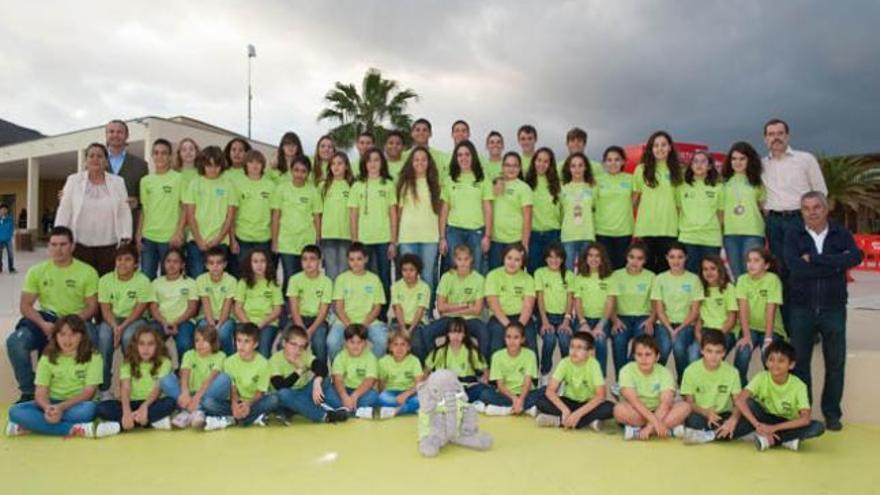Imagen de familia de la plantilla, directivos y técnicos del Club Natación Escuevas, en Las Playitas. | marisol soto