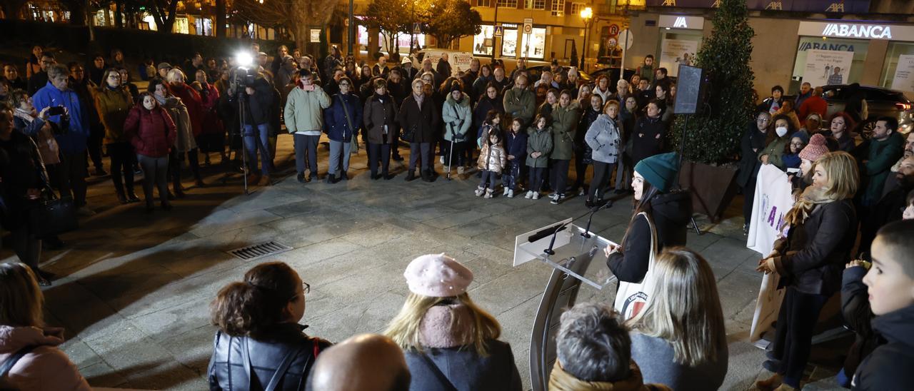 La comunidad educativa concentrada ayer frente al concello de Redondela.