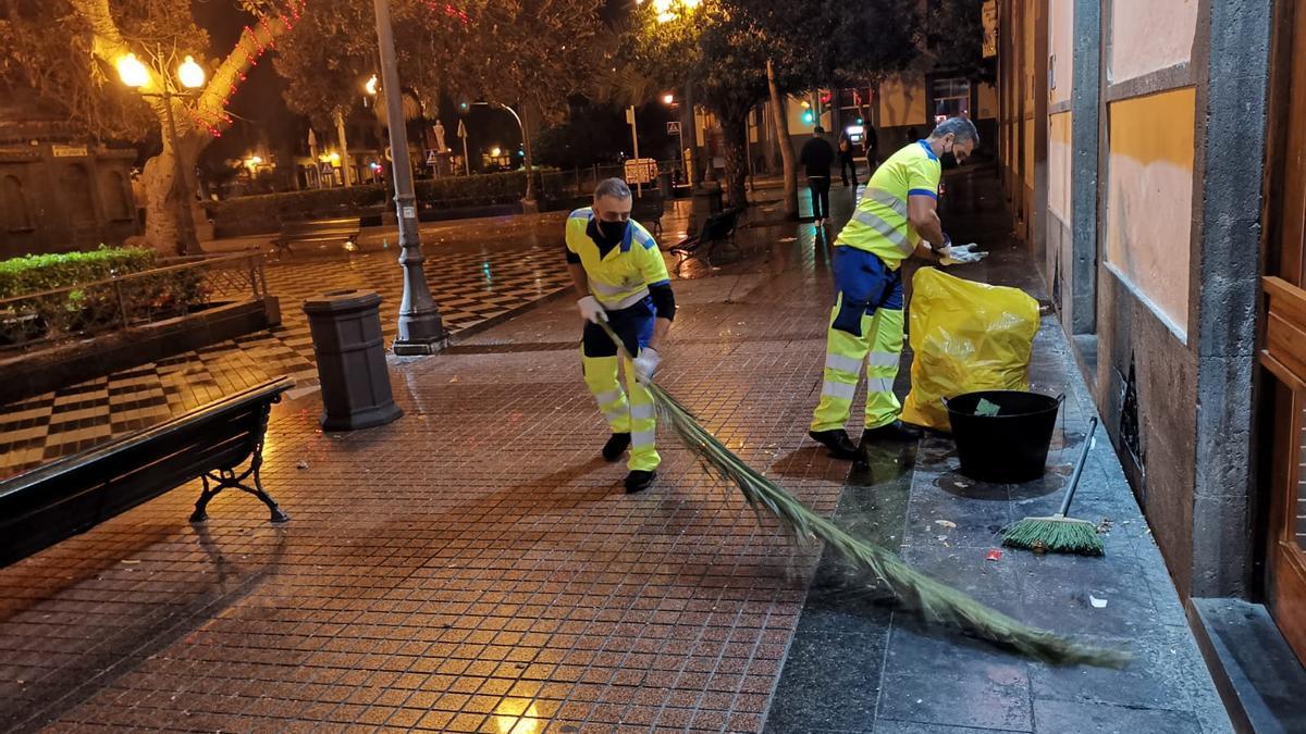 Dos operarios de limpieza en la Noche de Reyes.