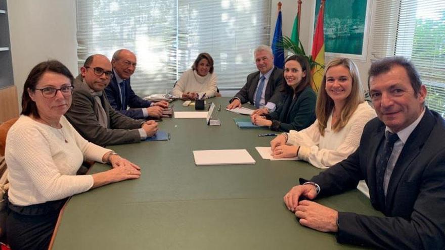 Representantes municipales y de Aehcos, en la primera reunión.