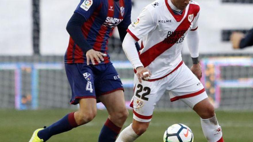 El Huesca acusa sus bajas defensivas y sufre una dura derrota en Vallecas (3-0)