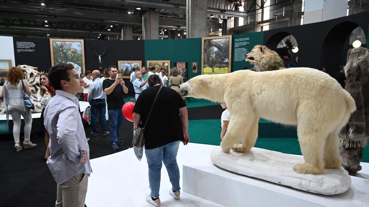 El público en la exposición 'Yo cazador' de Jesús Caballero.