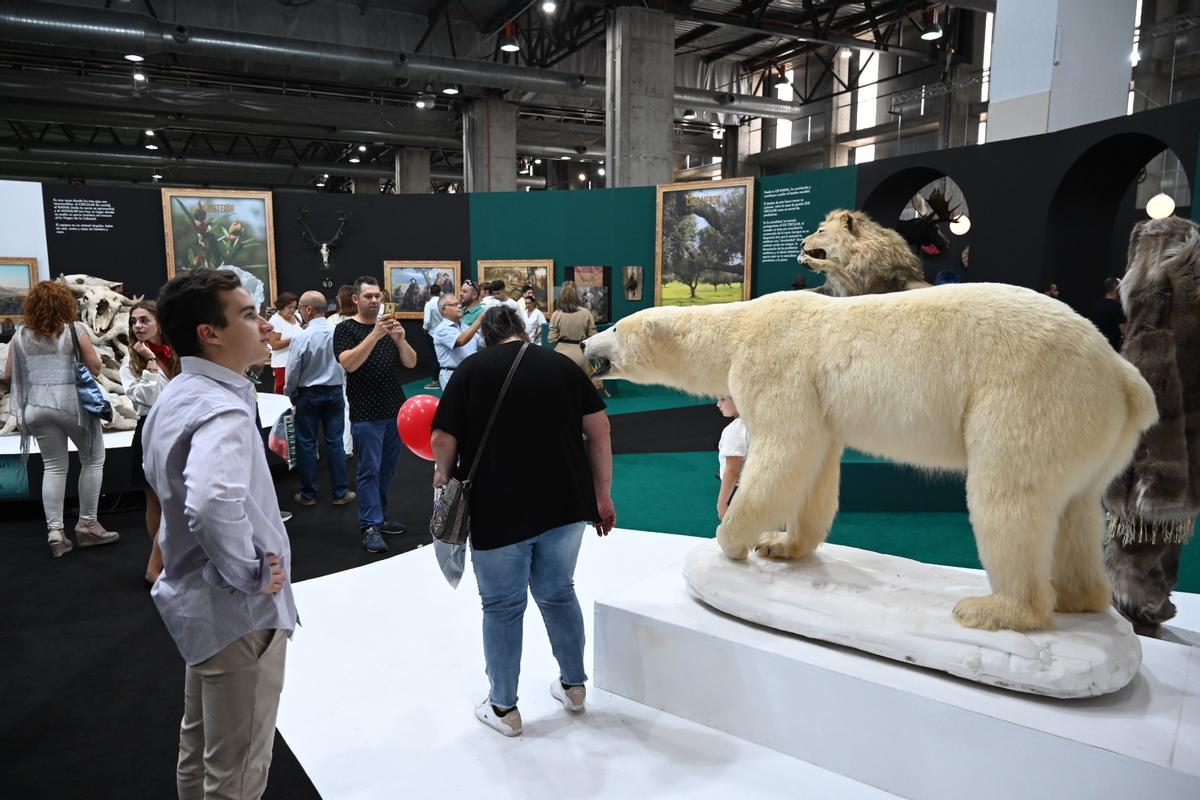 El público en la exposición 'Yo cazador' de Jesús Caballero.