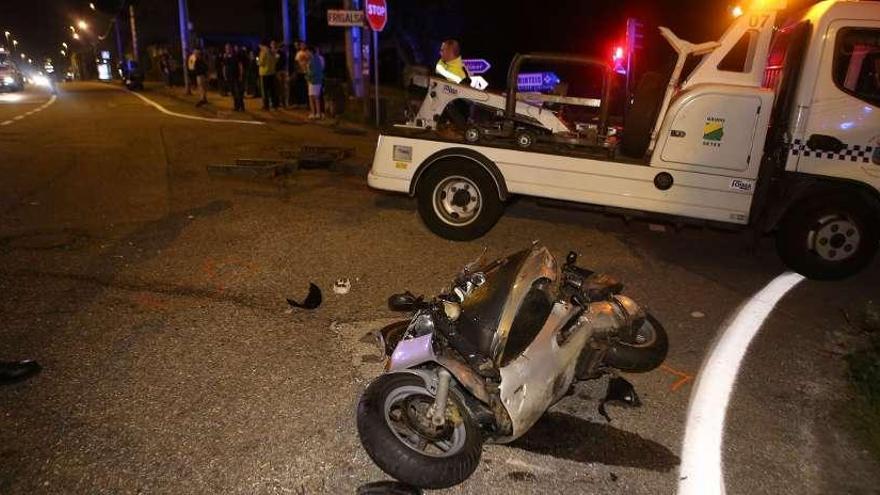 Estado en que quedó la motocicleta que conducía el joven herido grave en Vigo.  // Nick