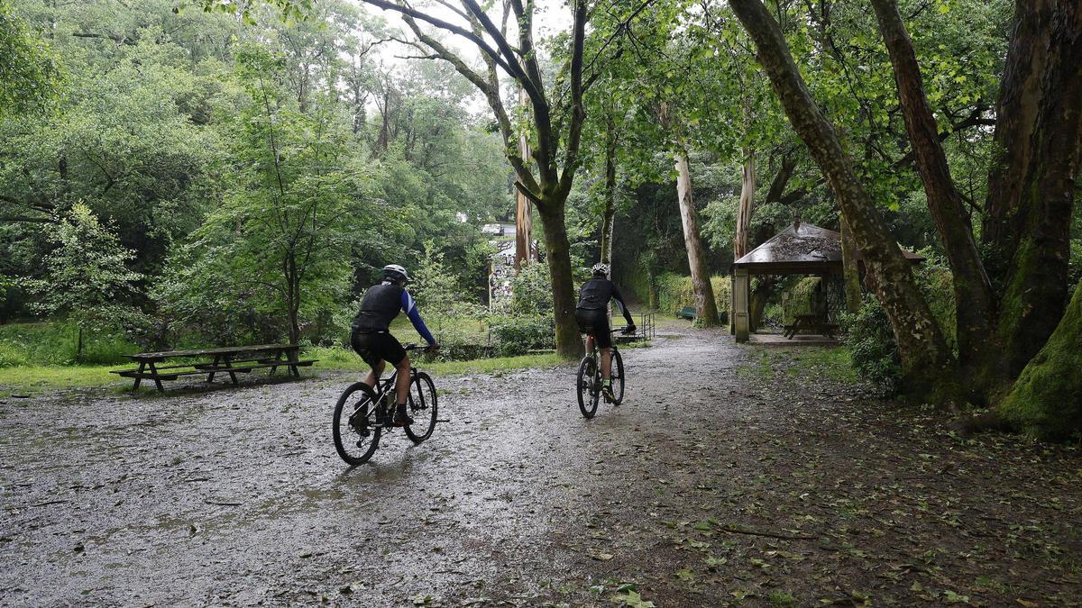 Dos ciclistas este fin de semana en el bosque del Banquete de Conxo