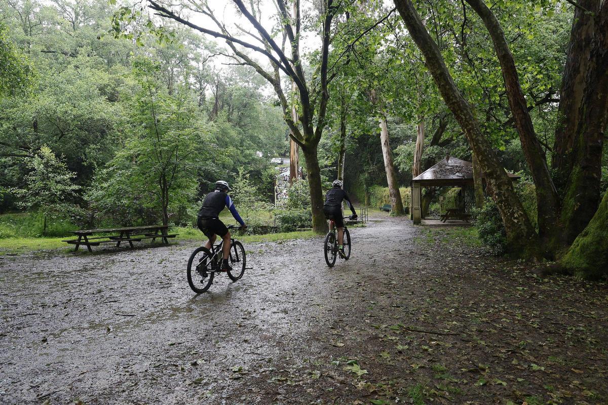 Dos ciclistas este fin de semana en el bosque del Banquete de Conxo