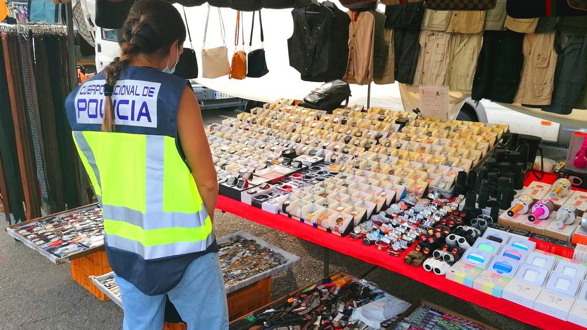 La Policía Nacional detiene en Dénia a dos personas por la venta de productos falsificados