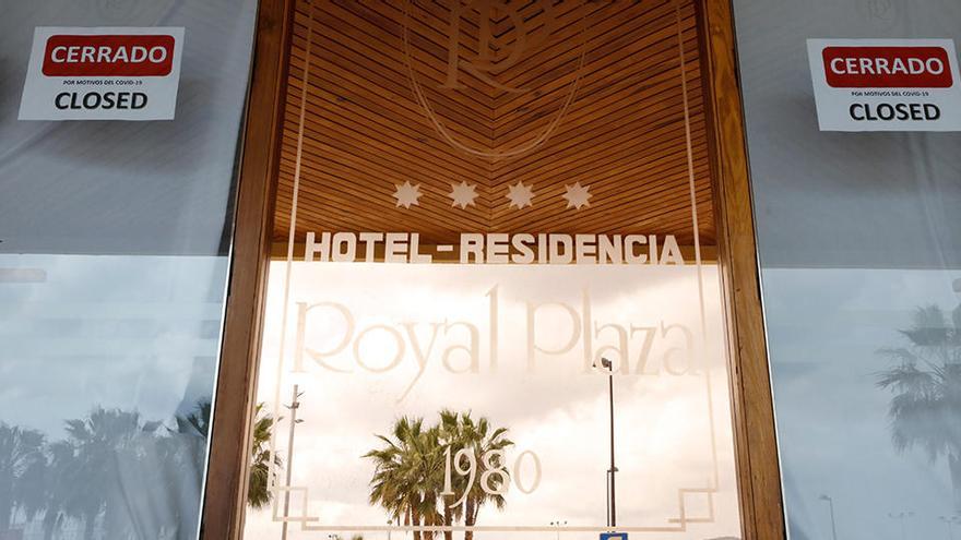 Carteles de &#039;cerrado&#039; en un hotel de la ciudad de Ibiza, el primer día de clausura obligatoria, a mediados de marzo.