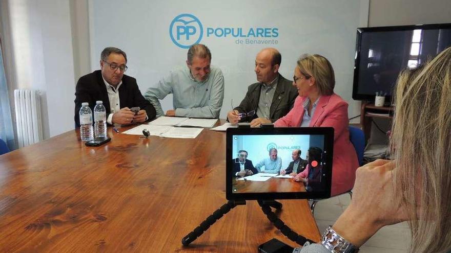 Concejales del PP piden en rueda de prensa la dimisión del concejal Manuel Burón.