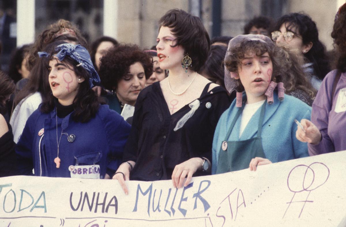 Manifestantes en Santiago de Compostela el 8M en 1992