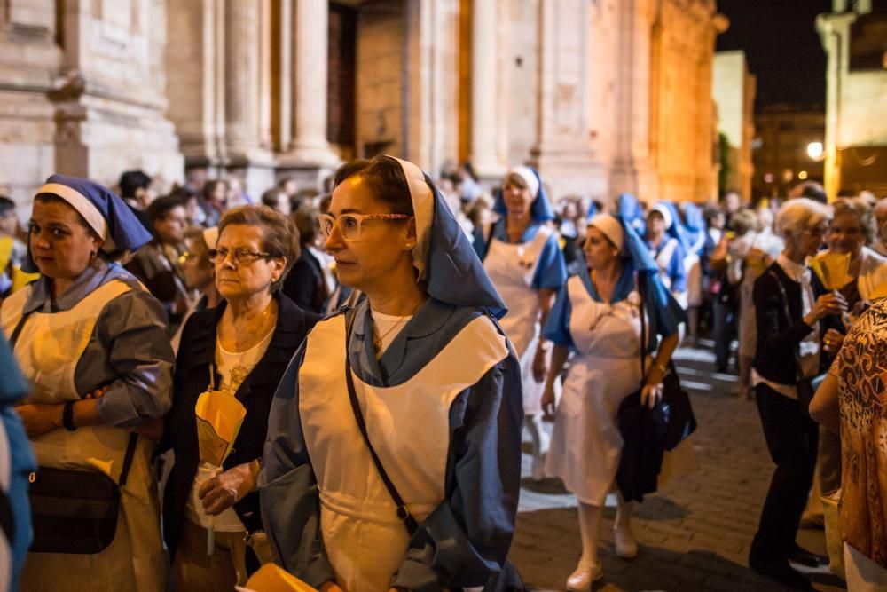 Decenas de personas reciben las reliquias de Santa Bernadette con esperanza de buscar curación o alivio a sus males en la Santa Iglesia Catedral de Orihuela