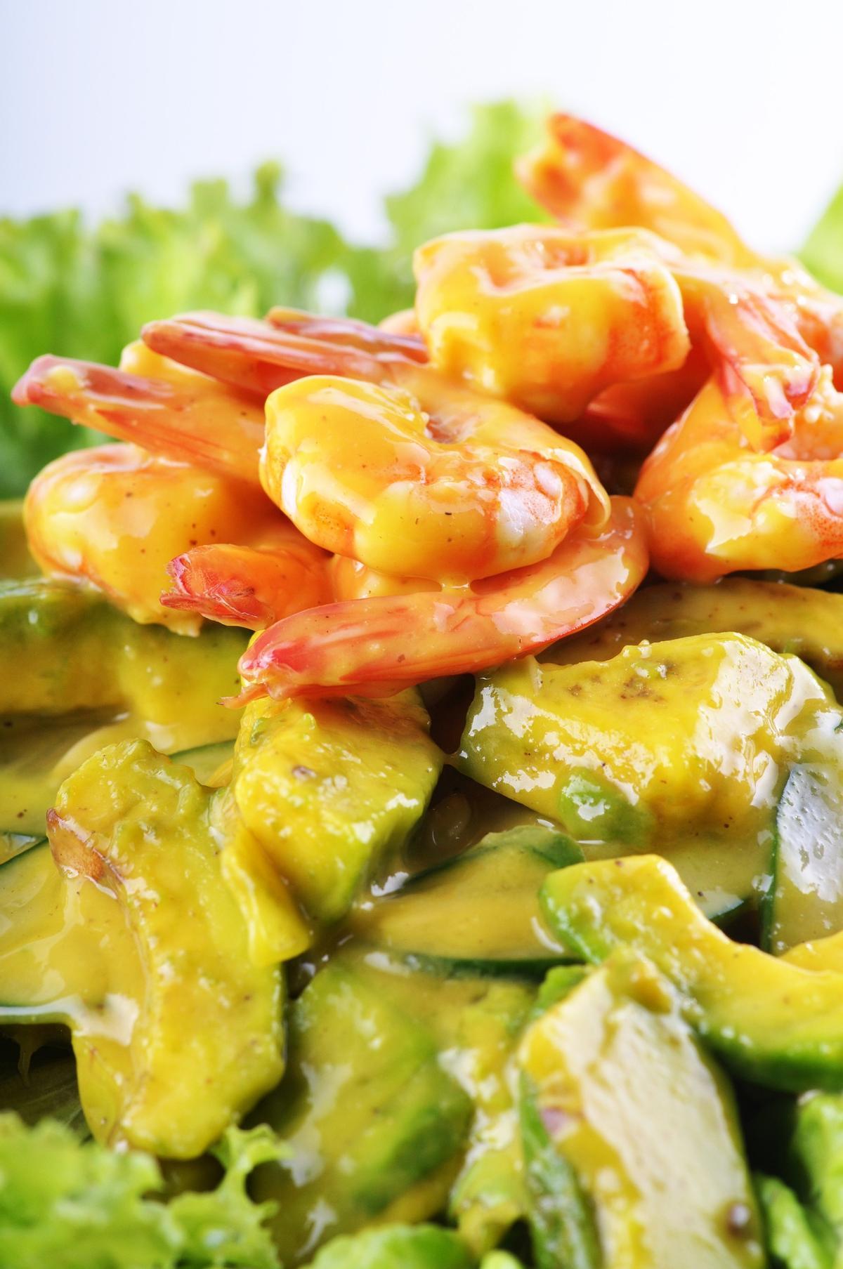 La receta más sencilla de ensalada de aguacate y gambas