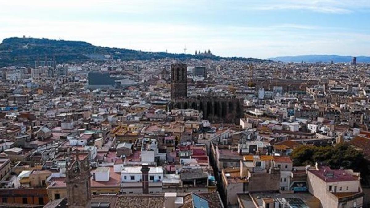 Vista panorámica en dirección hacia la montaña de Montjuïc que se contempla desde lo alto del campanario de la catedral.
