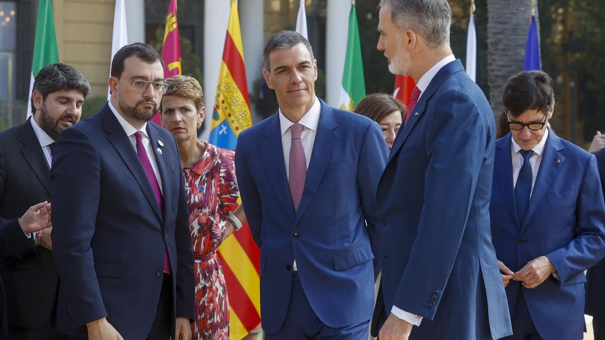 Felipe VI y el presidente del Gobierno, Pedro Sánchez, junto al jefe del Ejecutivo asturiano, Adrián Barbón, entre otros, durante la XXVIII Conferencia de Presidentes que se celebra este viernes en el Palau de Pedralbes, en Barcelona.