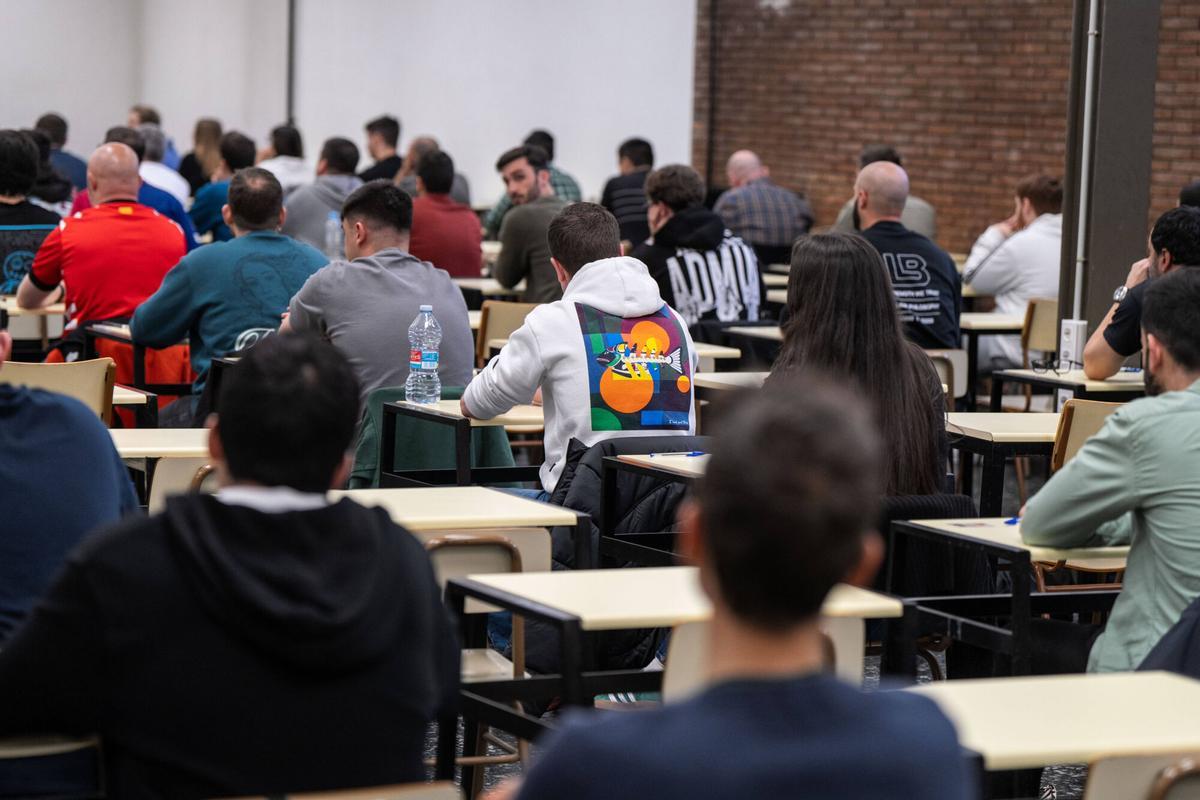 Varios alumnos realizando un examen de las oposiciones.