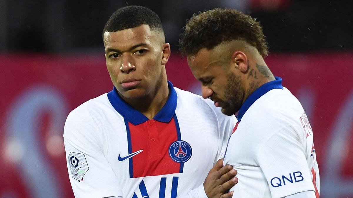 Paris Saint-Germain's Brazilian forward Neymar (R) is comforted by Paris Saint-Germain's French forward Kylian Mbappe after failing to socre during the French L1 football match between Brest and Paris Saint-Germain at the Stade Francis-Le Ble stadium, in Brest, western France, on May 23, 2021. (Photo by FRED TANNEAU / AFP)