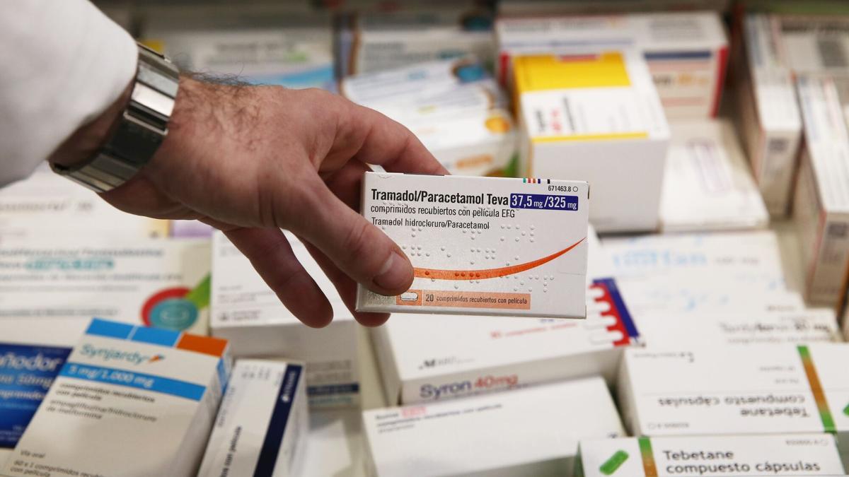 Foto de medicamentos en una farmacia Tramadol y Paracetamol