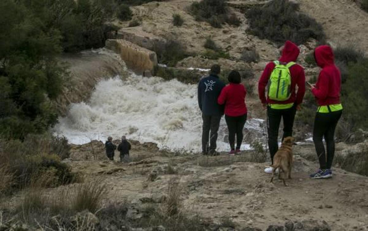 Los valientes del Lunes de Mona en Elche