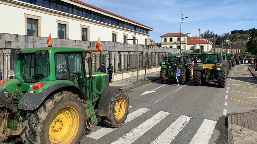 Agricultores gallegos protestan frenta a la Consellería de Medio Ambiente en Santiago