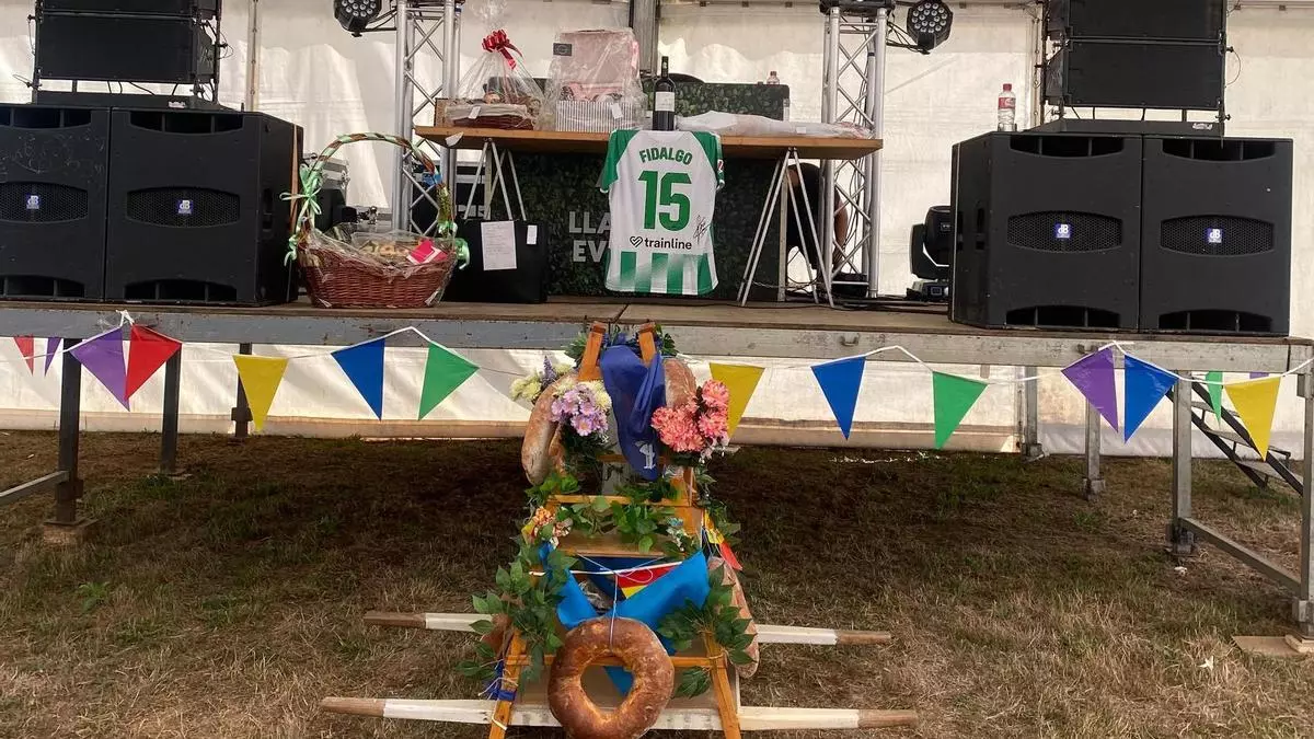 El jugador del Betis de Primera División, Álvaro Fidalgo, dona una camiseta para subastar y ayudar a las fiestas de su pueblo de Siero