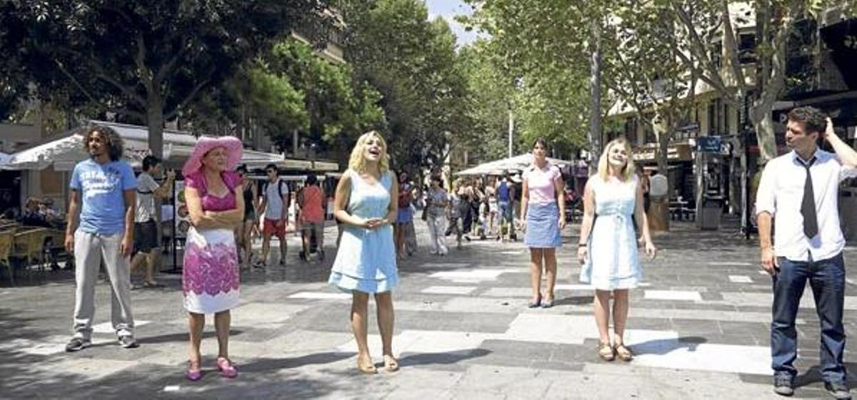 Singende Doppelgänger? Was ist da los? Die Darsteller von „El Tren de Sóller" rühren mit einer spontanen Showeinlage auf der Plaça d´Espanya die Werbetrommel für das neue Musical
