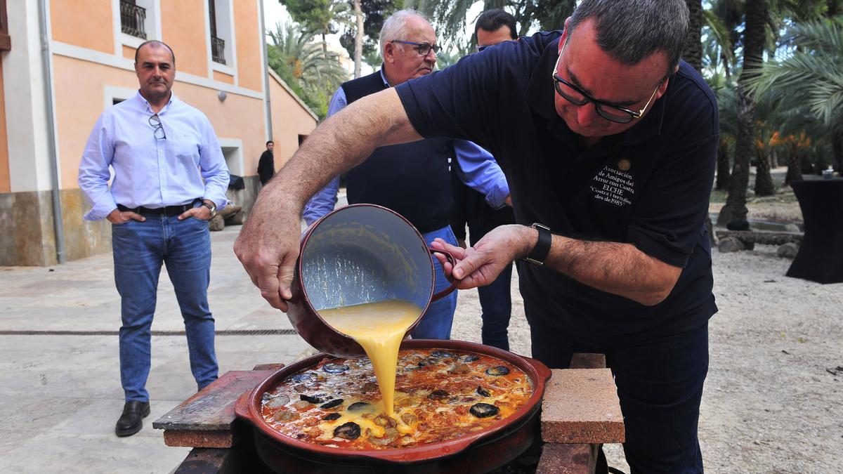 Los Amigos del Arroz con Costra de Elche elaboraron un plato.