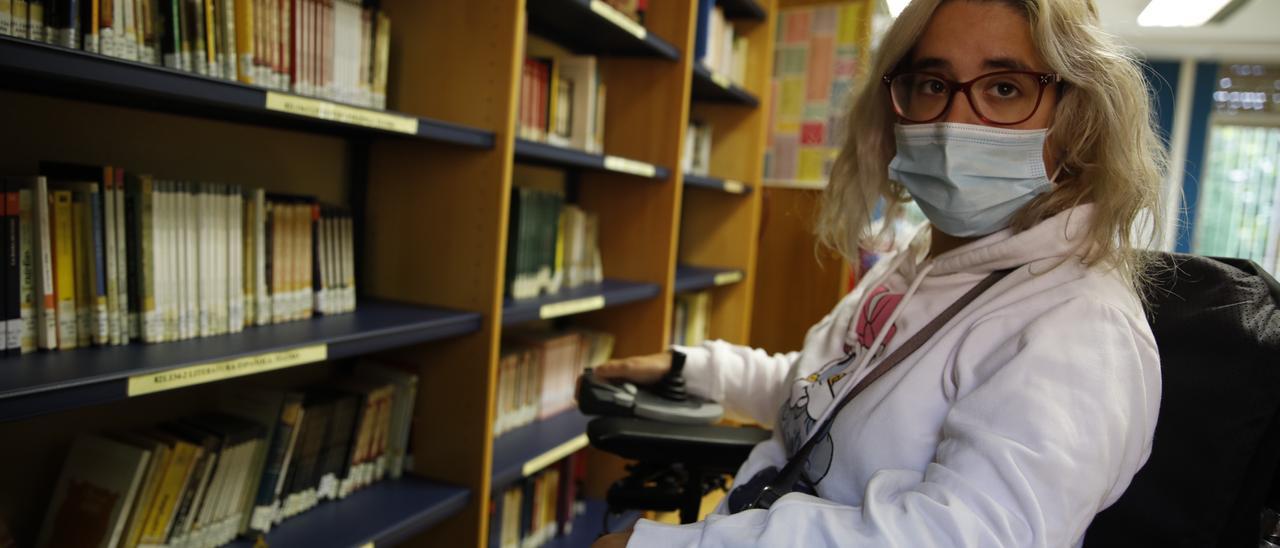 Patricia Terrones, en la biblioteca del instituto.