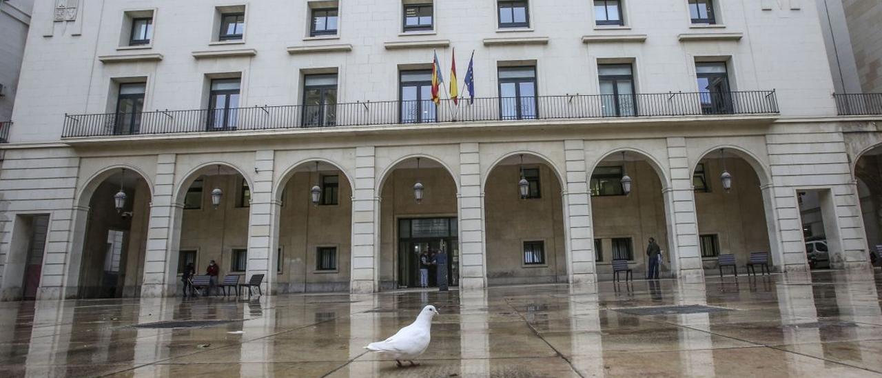 Fachada de la Audiencia de Alicante en una imagen de archivo.