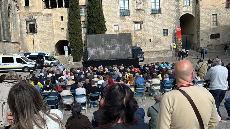 Expectació a la plaça dels Apòstols per l&#039;ordenació del nou bisbe de Girona