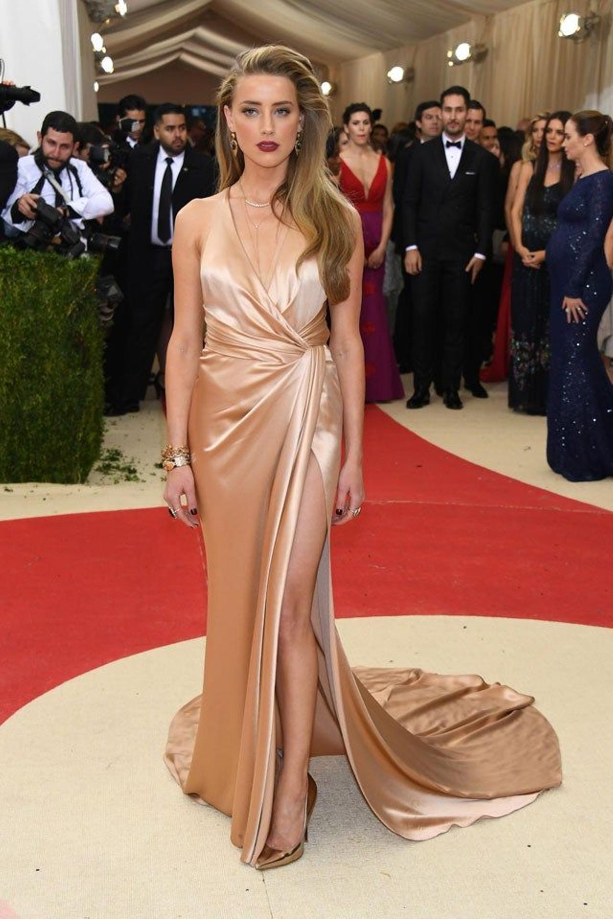 Amber Heard, de Ralph Lauren Collection, en la alfombra roja de la gala Met 2016.