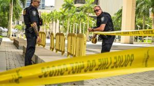 Agentes de la policía de Miami acordonan la entrada del tribunal en el que debe comparecer Trump.