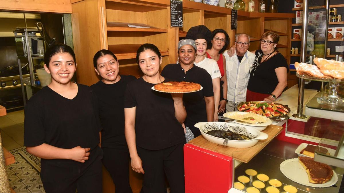 Los empleados de este emblemático bar de la calle Alameda, con Manolo Rieiro y María Meijide al fondo.