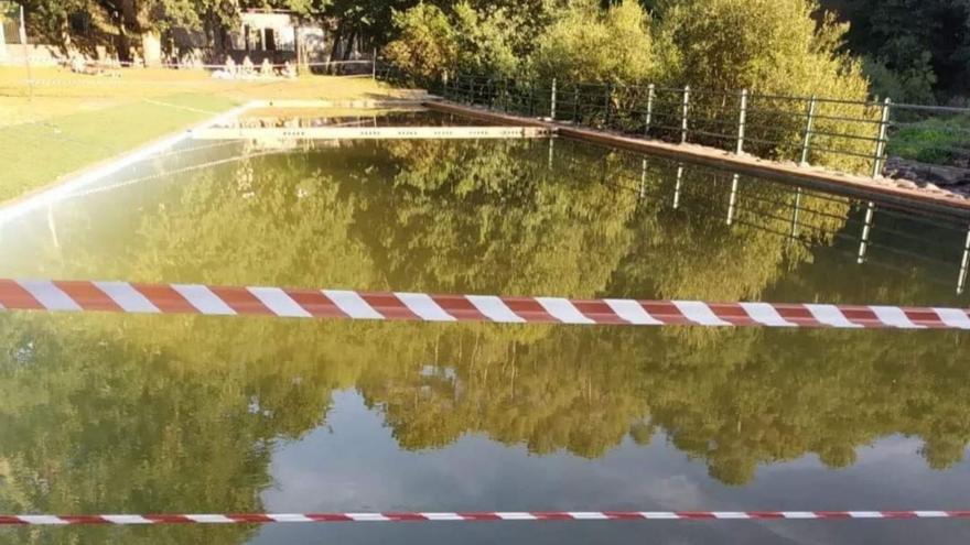 Un nuevo vertido de purín obliga a prohibir el baño en las piscinas de A Carixa