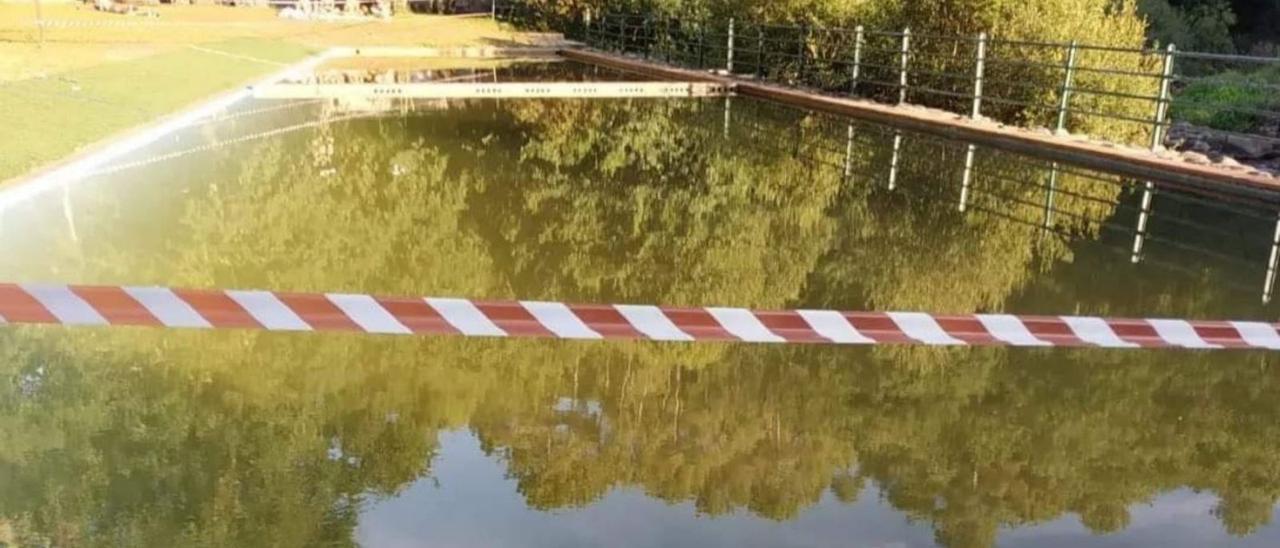 Las piscinas están precintadas para evitar su uso.