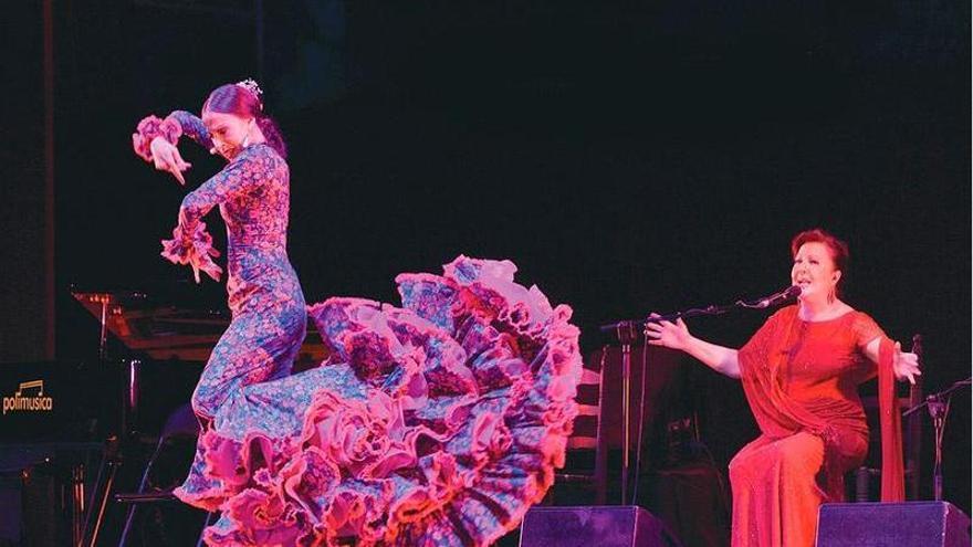 Los 40 años flamencos de Carmen Linares y las plumas de Sol Picó