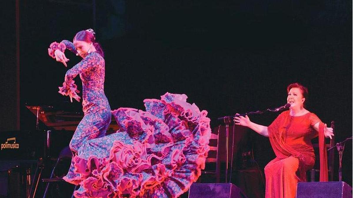 Carmen Linares actúa en el Teatro Chapí de Villena.