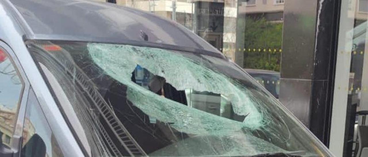 Daños de la cornisa en un coche en la calle Colón.