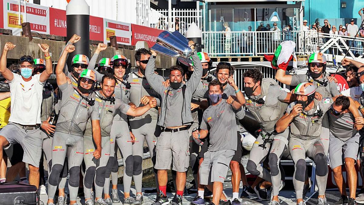 La tripulación del Luna Rossa festeja su clasificación para la final de la Copa América. |  // AMERICA’S CUP